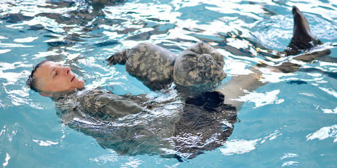 Bang-quan-jean-va-meo-sinh-ton-cua-navy-seal-du-khach-duc-da-song-sot-sau-nhiu-gio-lenh-denh-ngoai-bien