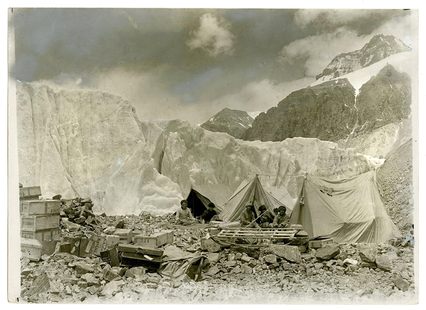 Ảnh độc về đỉnh Everest ''chết chóc'' cách đây một thế kỷ