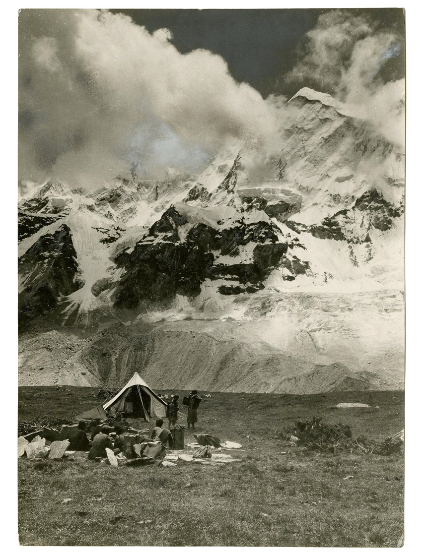 Ảnh độc về đỉnh Everest ''chết chóc'' cách đây một thế kỷ