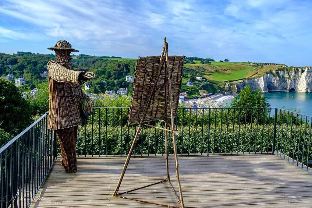 Khu vườn kỳ dị ở Pháp chứa các viên đá mặt người khổng lồ