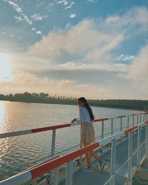 gioi-tre-chill-phet-cung-den-vau-tai-thanh-dia-song-ao-ho-tri-an-wetrekvn