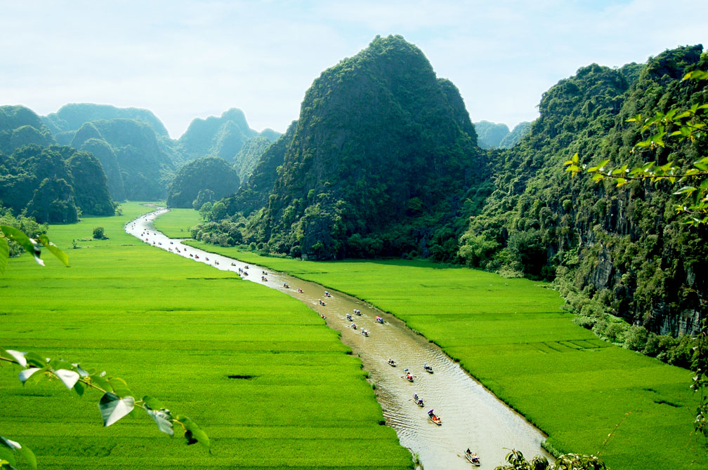 Những thửa ruộng lúa ở Tam Cốc được trồng 2 bên dòng sông ngay chân núi đá tạo nên khung cảnh vừa nên thơ vừa hùng vĩ.