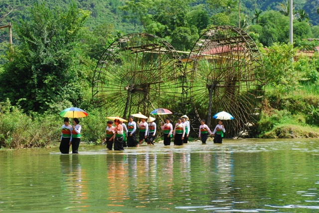 du-khach-trai-nghiem-tren-cac-con-suoi