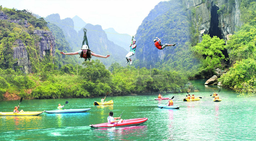 Cheo-kayak-o-suoi-nuoc-Mooc-song-Chay-Quang-Binh-wetrekvn.jpg