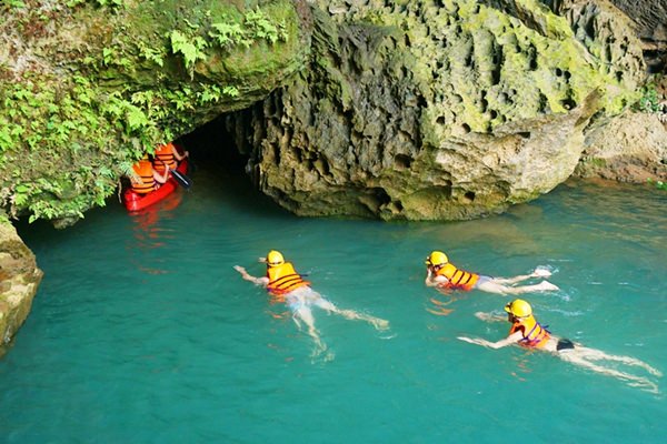 Cheo-kayak-o-suoi-nuoc-Mooc-song-Chay-Quang-Binh-wetrekvn.jpg