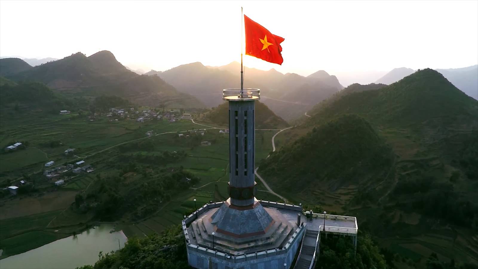 Cung-duong-xuyen-Dong-tay-bac-dep-nhat-Viet-nam.png