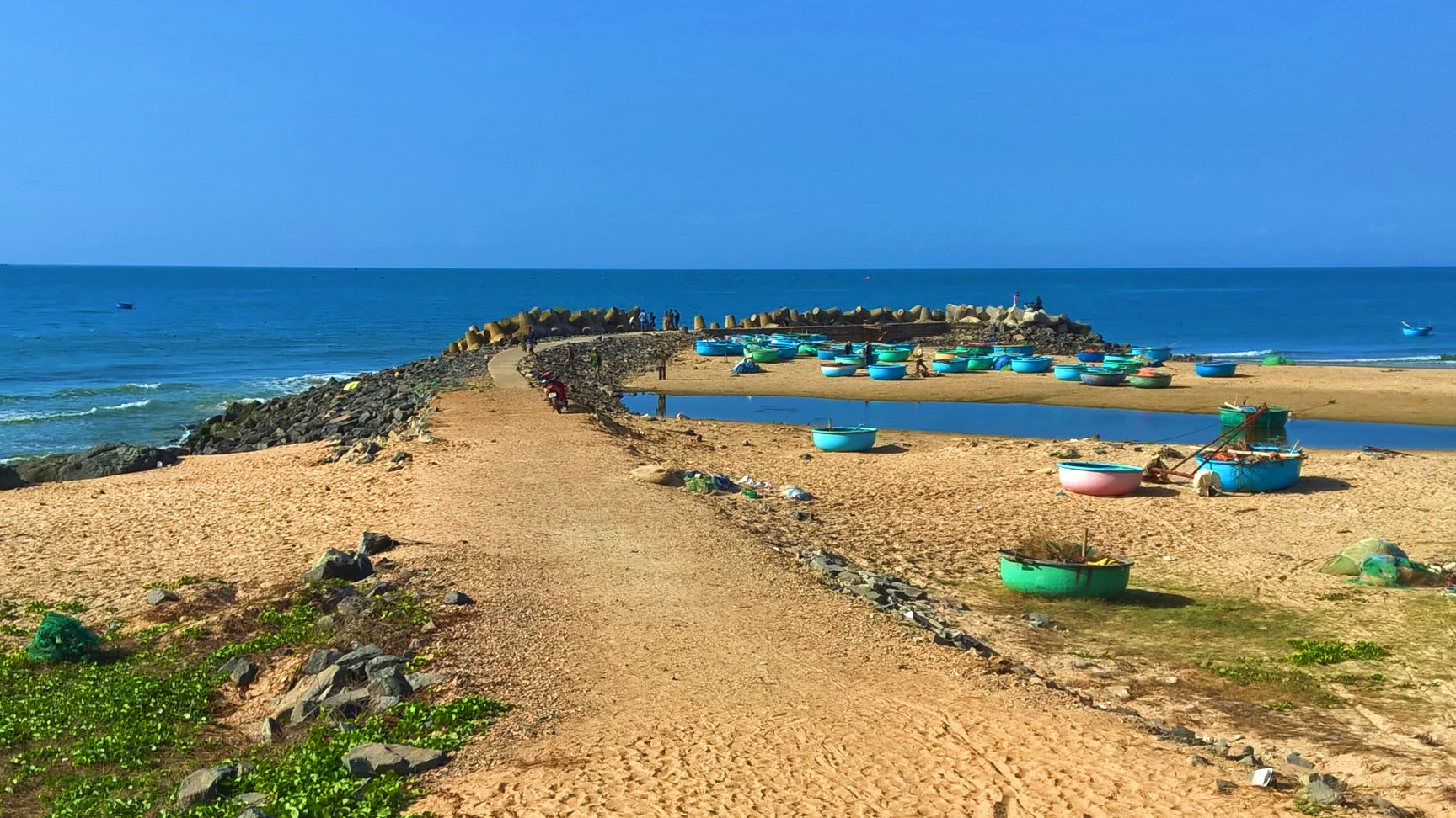 Kham-pha-2-cung-duong-tuyet-dep-noi-Sai-Gon-Nha-Trang-bang-xe-may.jpg