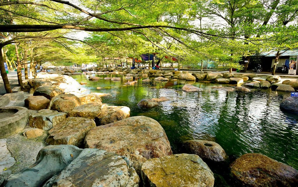 Cắm trại cuối tuần cùng gia đình bên bờ suối1