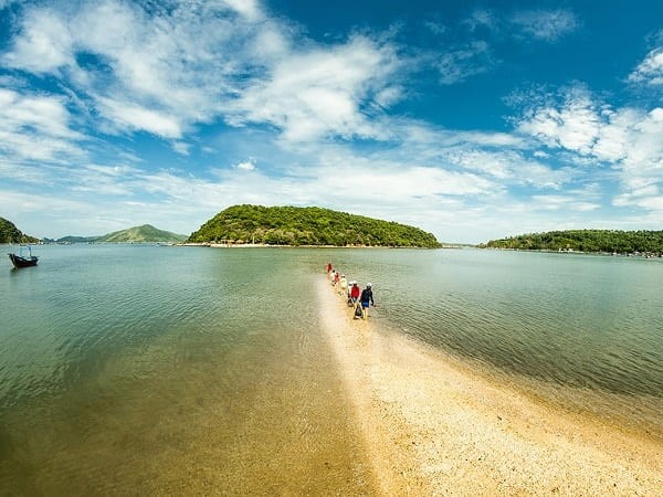 Cùng check-in con đường xuyên biển độc đáo tại Phú Yên1