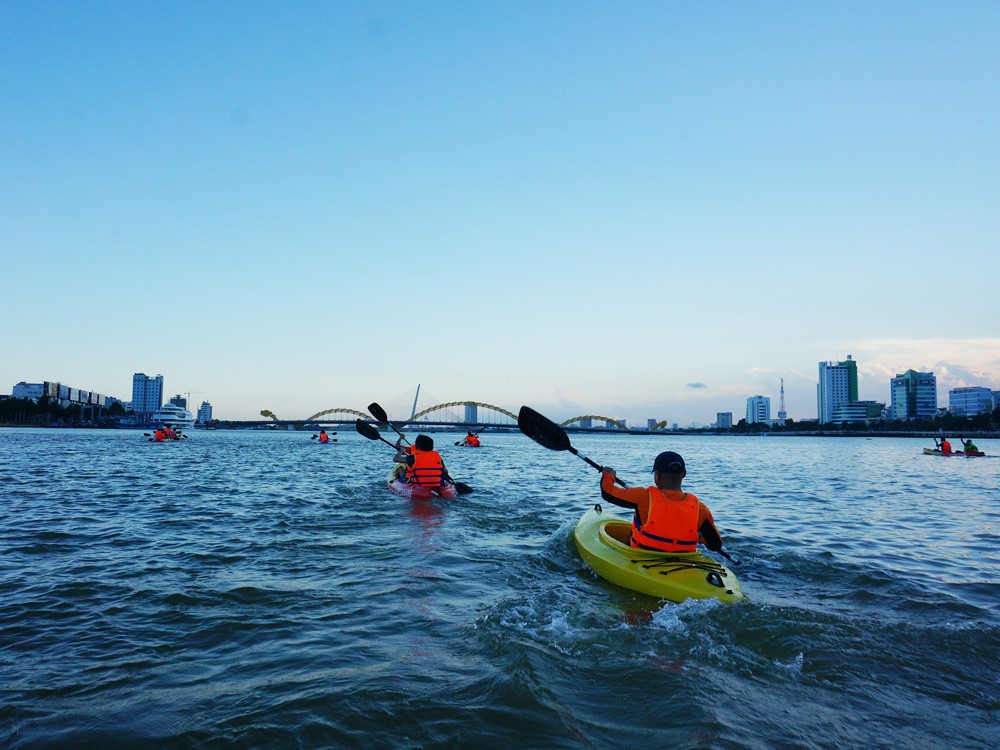 Thú chơi thuyền Kayak của giới nhà giàu ven sông 1