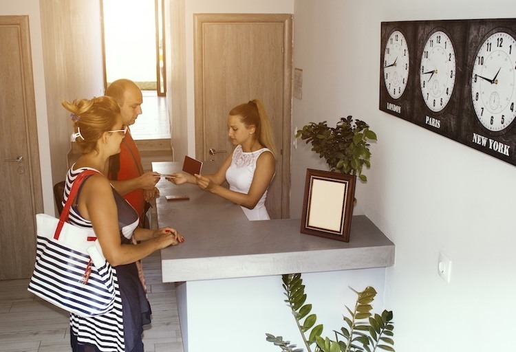 Vì sao khi nhận phòng khách sạn cần phải xem đồng hồ?1