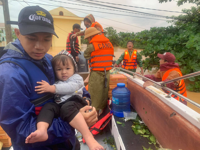 Biệt đội cano 0 đồng và những câu chuyện xúc động trên đường cứu trợ: &quot;Cả Quảng Bình trắng đêm giữa mưa lạnh, ước gì có thêm 100 chiếc cano&quot; - Ảnh 3.