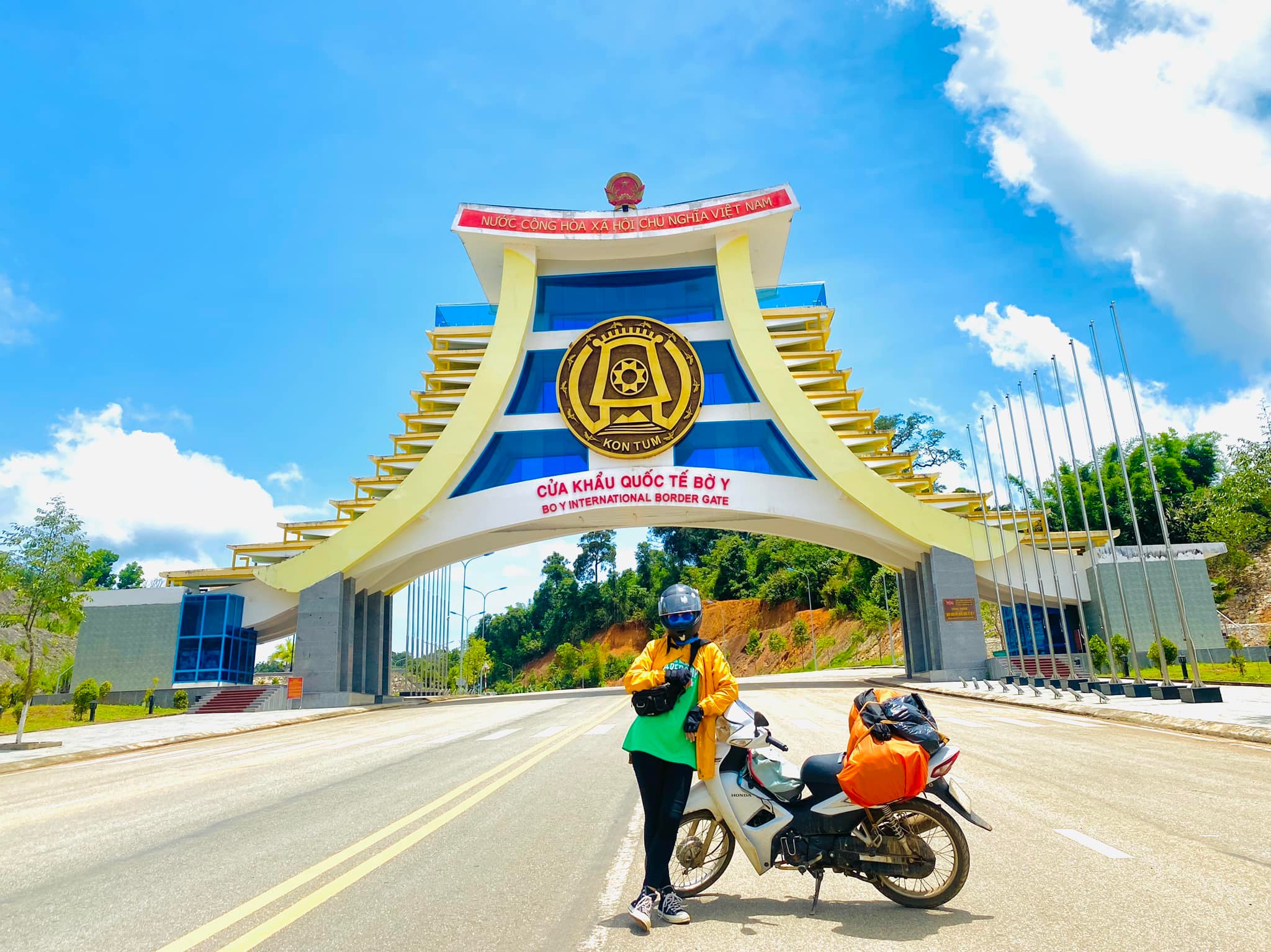 Có thể là hình ảnh về 2 người, tượng đài và đường