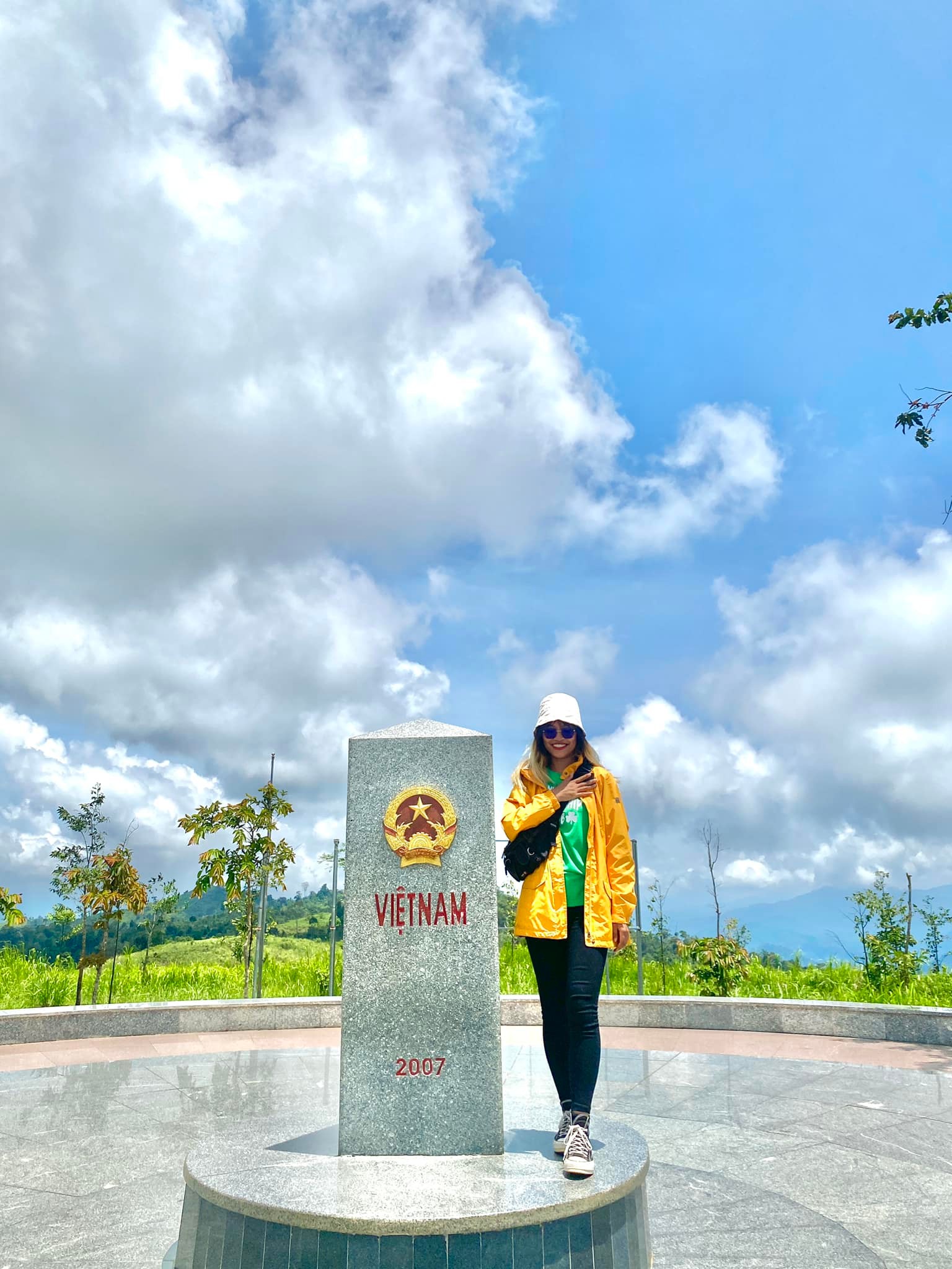 Có thể là hình ảnh về 1 người, đang đứng, tượng đài, ngoài trời và văn bản cho biết ''VIỆTNAM 2007''