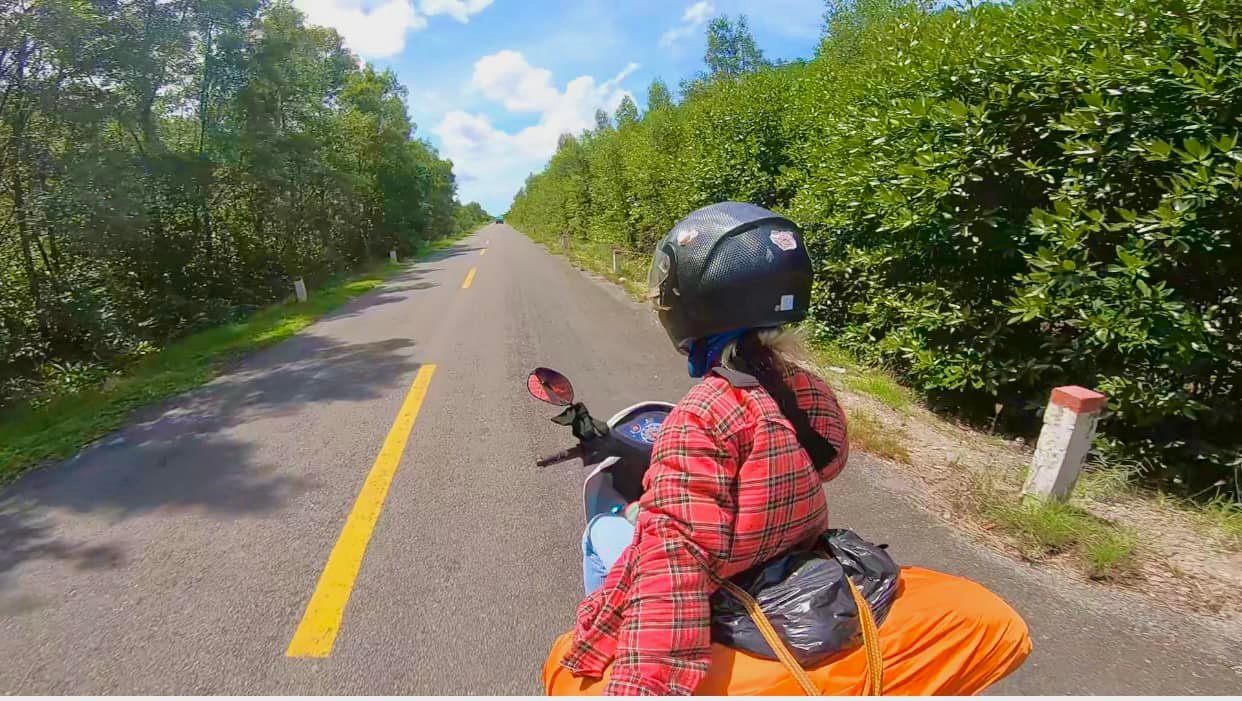Có thể là hình ảnh về 1 người, xe môtô và đường