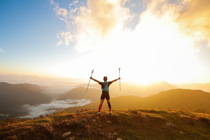Quang Trần khi về đích thứ nhất cự ly 100km ở VMM 2020. Ảnh: Vietnam Trail Series