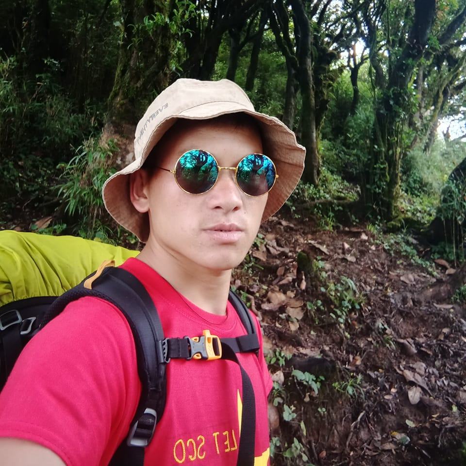 Có thể là hình ảnh về 1 người, đang đứng, cây và ngoài trời