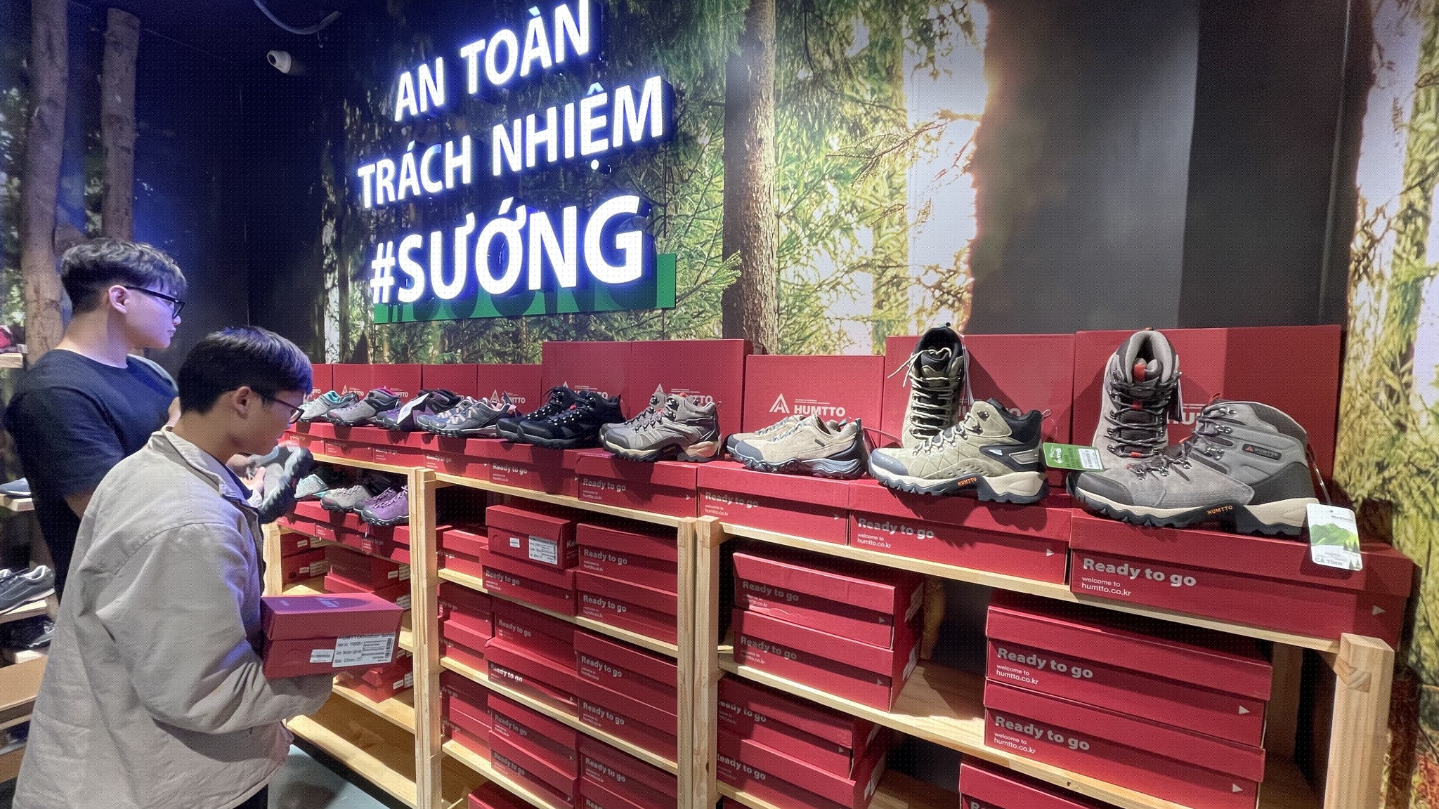 Có thể là hình ảnh về 2 người và giày dép