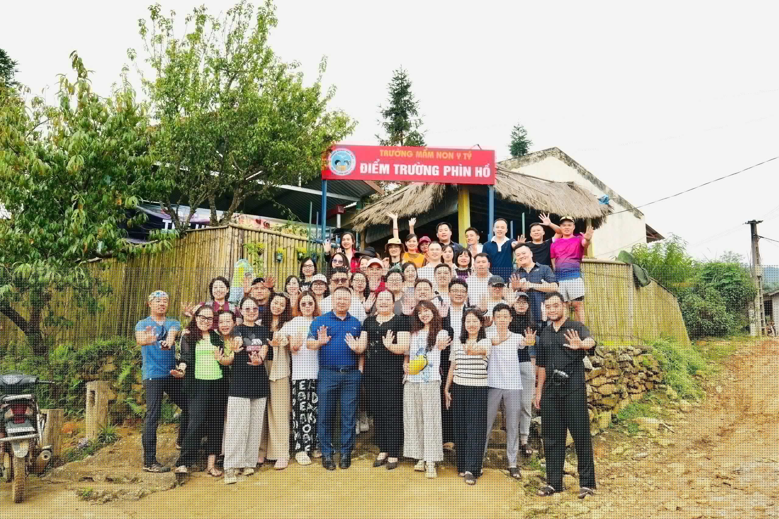 Trạm dừng "chia sẻ yêu thương" của “The Heroes’ Journey” hành trình chinh phục đỉnh núi cao thứ 11 tại Việt Nam đỉnh núi Lảo Thẩn – nóc nhà Y Tý cùng đoàn của MBBank tổ chức cho các nhà báo phóng viên thân thiết của MB