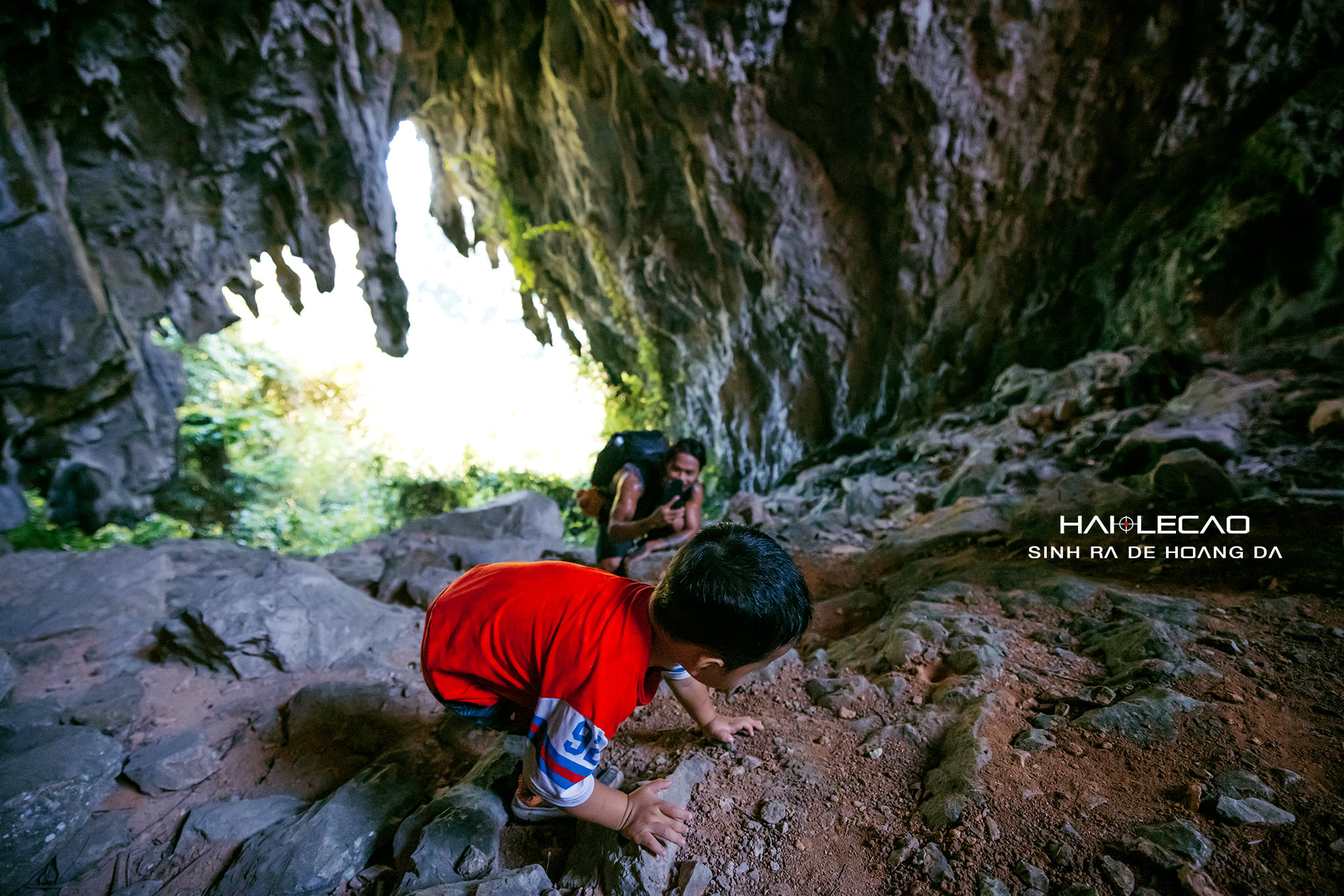 cau-be-22-thang-tuoi-cung-bo-trekking-rung-cat-ba-wetrekvn