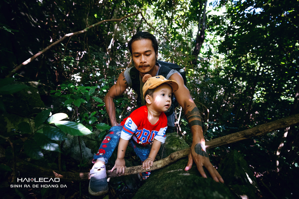 cau-be-22-thang-tuoi-cung-bo-trekking-rung-cat-ba-wetrekvn