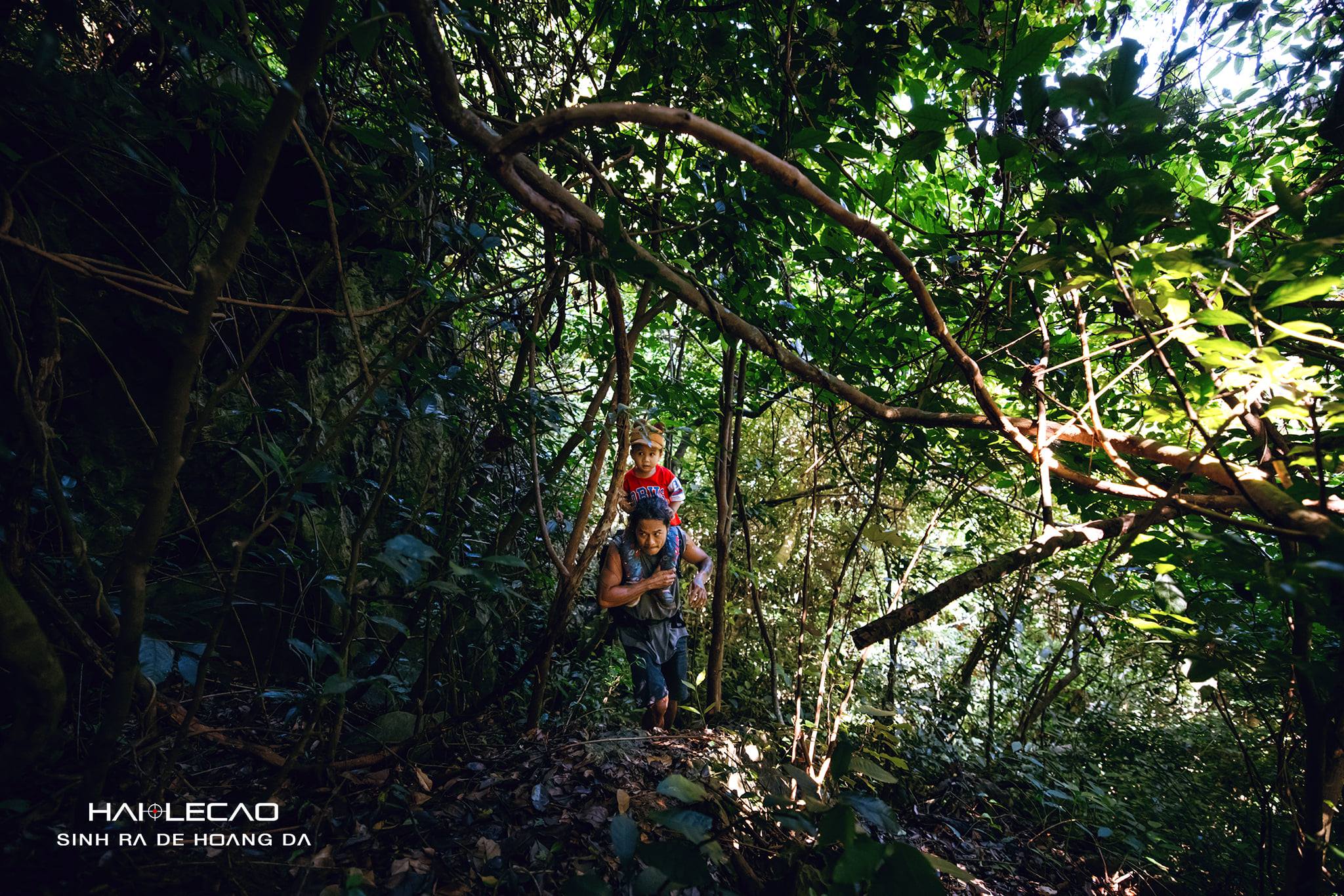 cau-be-22-thang-tuoi-cung-bo-trekking-rung-cat-ba-wetrekvn